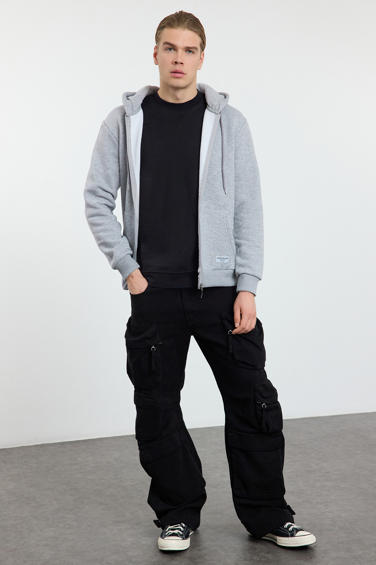 Trendyolmilla  Gri Melanj Regular Fit Kapüşonlu Fermuarlı Etiket Aplikeli Kalın Sweatshirt TMNAW23SW00172