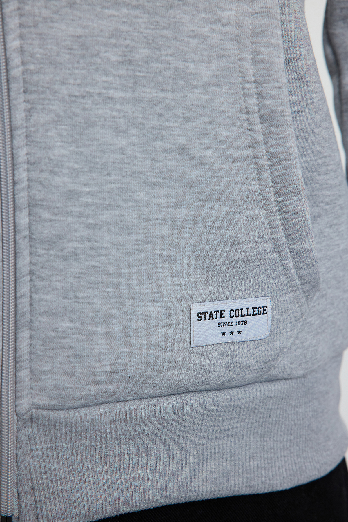 Trendyolmilla  Gri Melanj Regular Fit Kapüşonlu Fermuarlı Etiket Aplikeli Kalın Sweatshirt TMNAW23SW00172 - Görsel 4