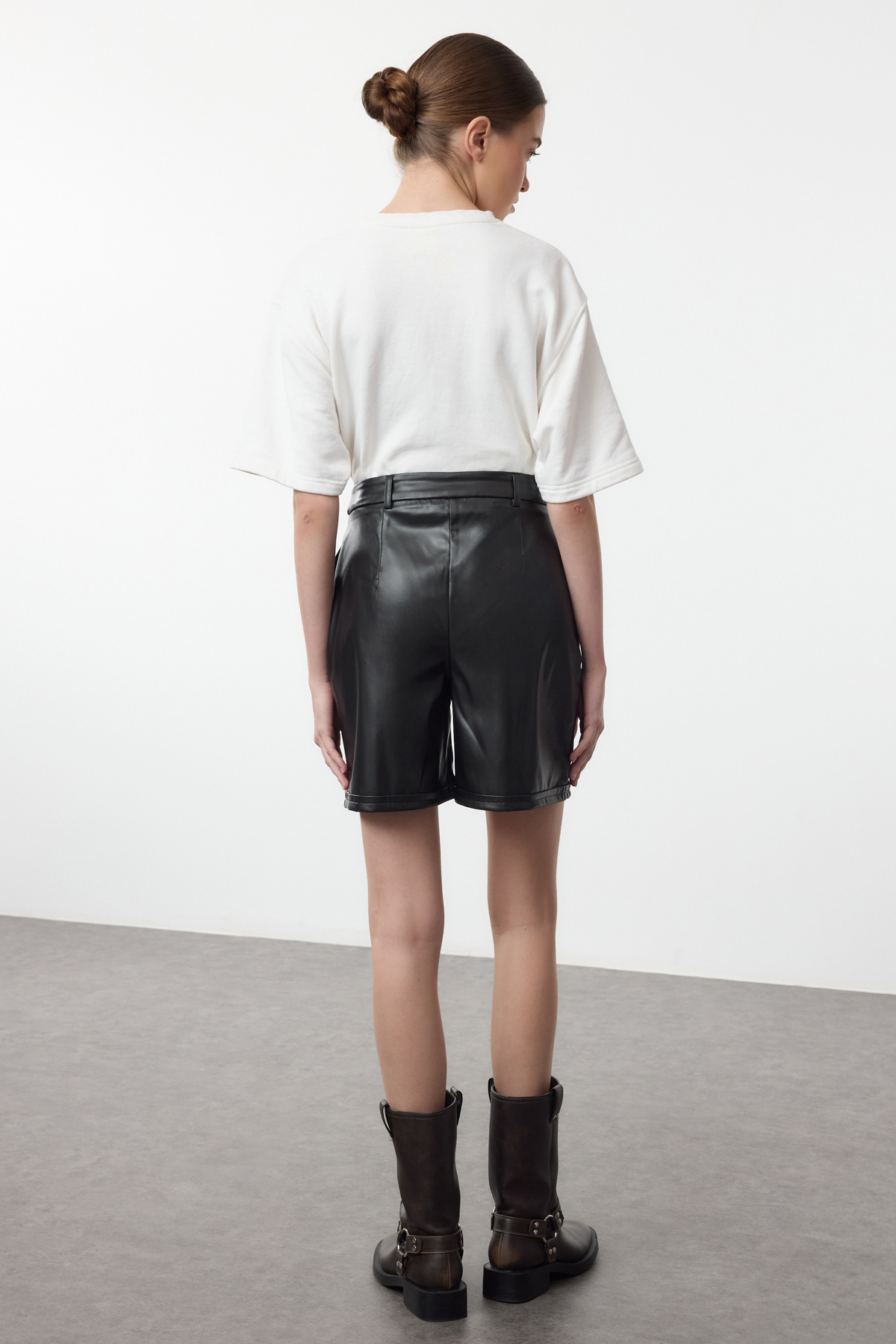 Trendyolmilla  Siyah Suni Deri City Dokuma Şort TWOAW25SR00043 - Görsel 5