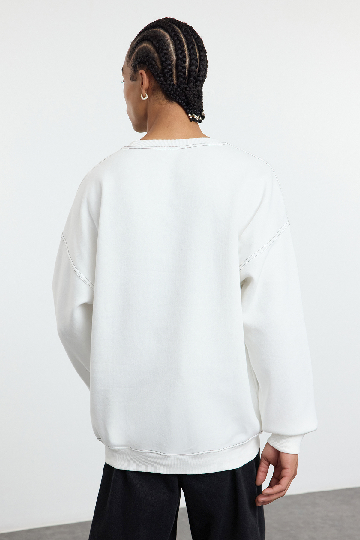 Trendyolmilla  Ekru Bisiklet Yaka Oversize/Geniş Kesim İçi Polarlı Dikiş Detaylı Sweatshirt TMNAW24SW00011 - Görsel 5