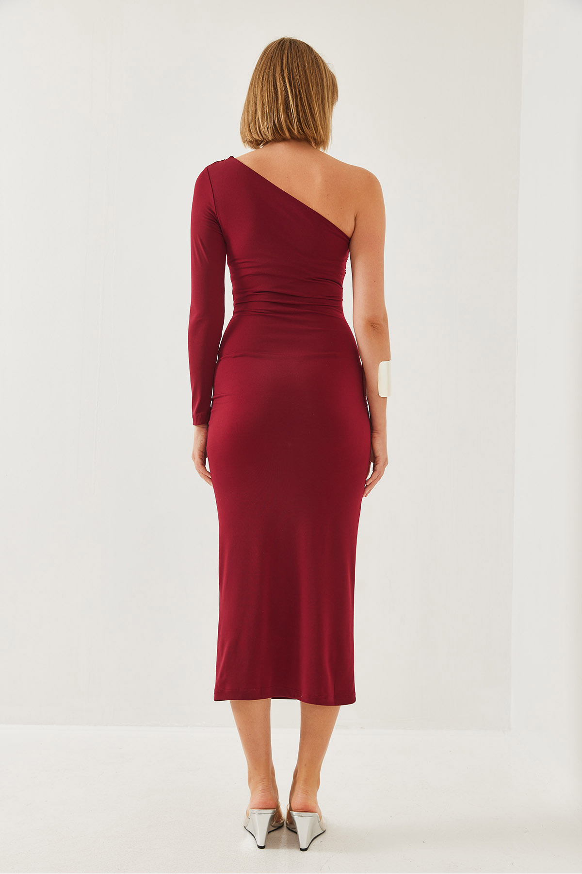 Bianco Lucci-Rochie lungă pentru femei, cu un singur umăr și adunată 375 60351135 3