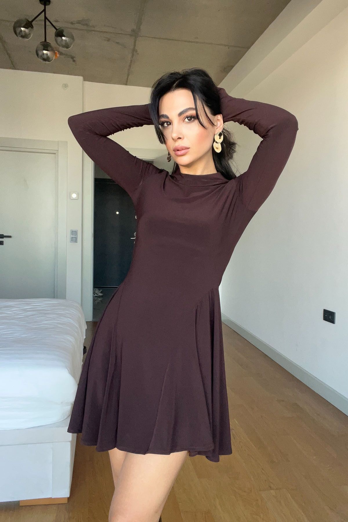 mini robe à manches longues et jupe évasée marron