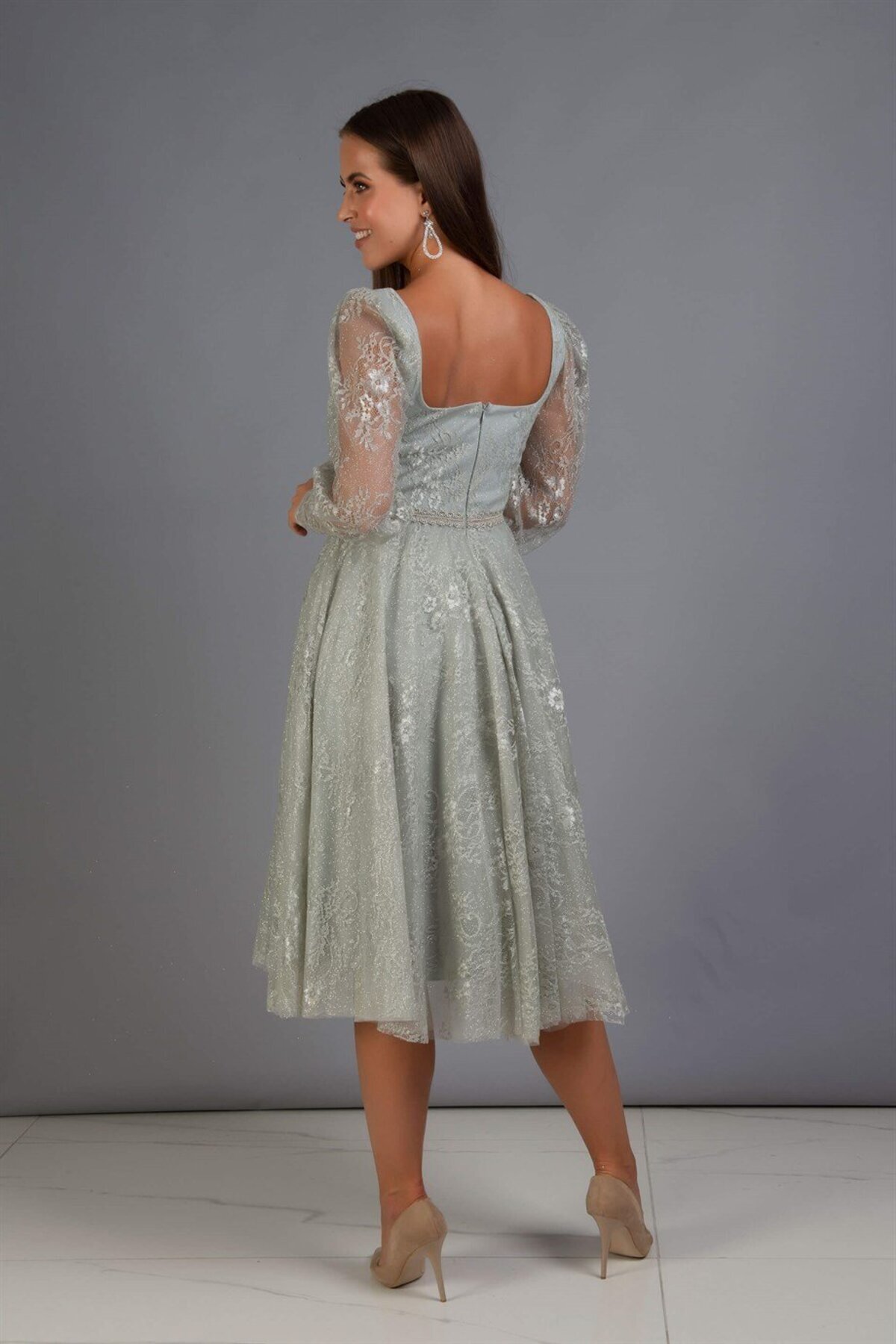 Carmen-Çağla Verlobungsabendkleid aus Spitze mit quadratischem Ausschnitt 6