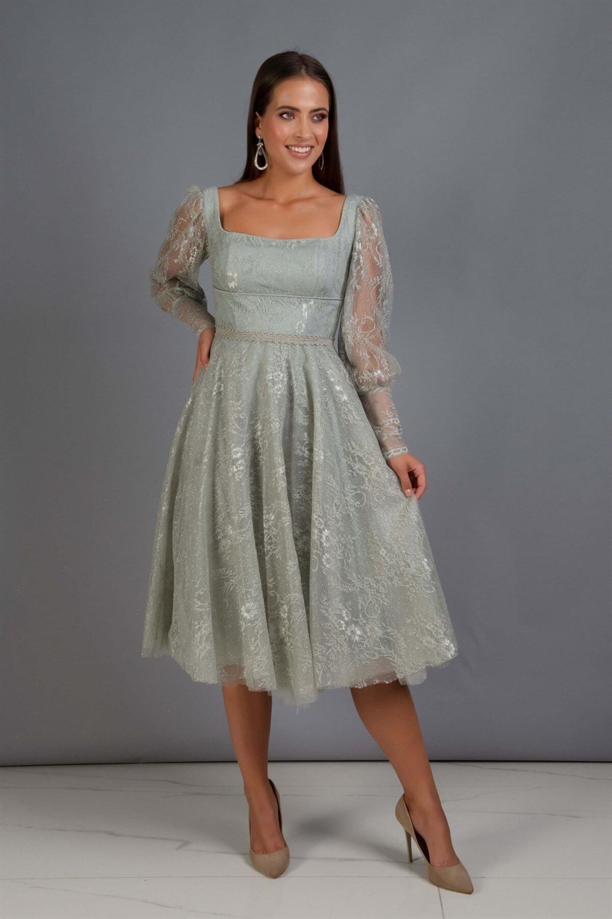 Carmen-Çağla Verlobungsabendkleid aus Spitze mit quadratischem Ausschnitt 5
