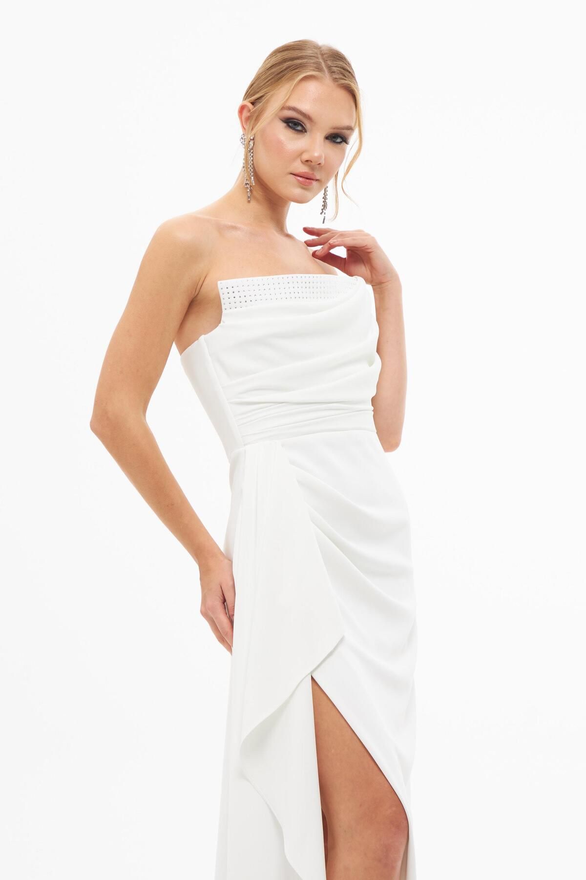 Carmen-Ecrufarbenes, mit Steinen bedrucktes, langes Brautkleid mit Schlitz 4