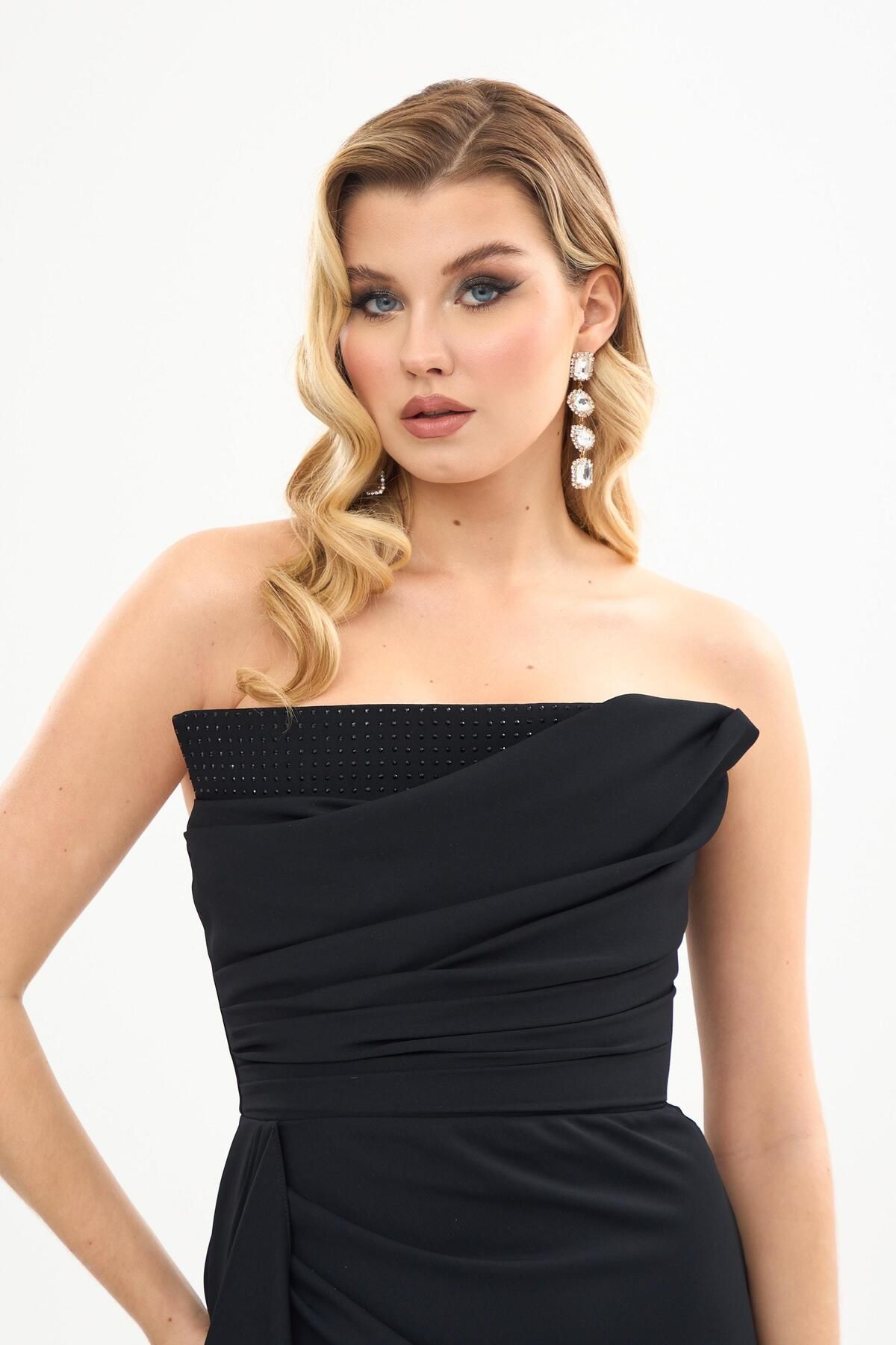 Carmen-Schwarzes Abendkleid aus Crêpe mit Steindruck und Schlitzen 2