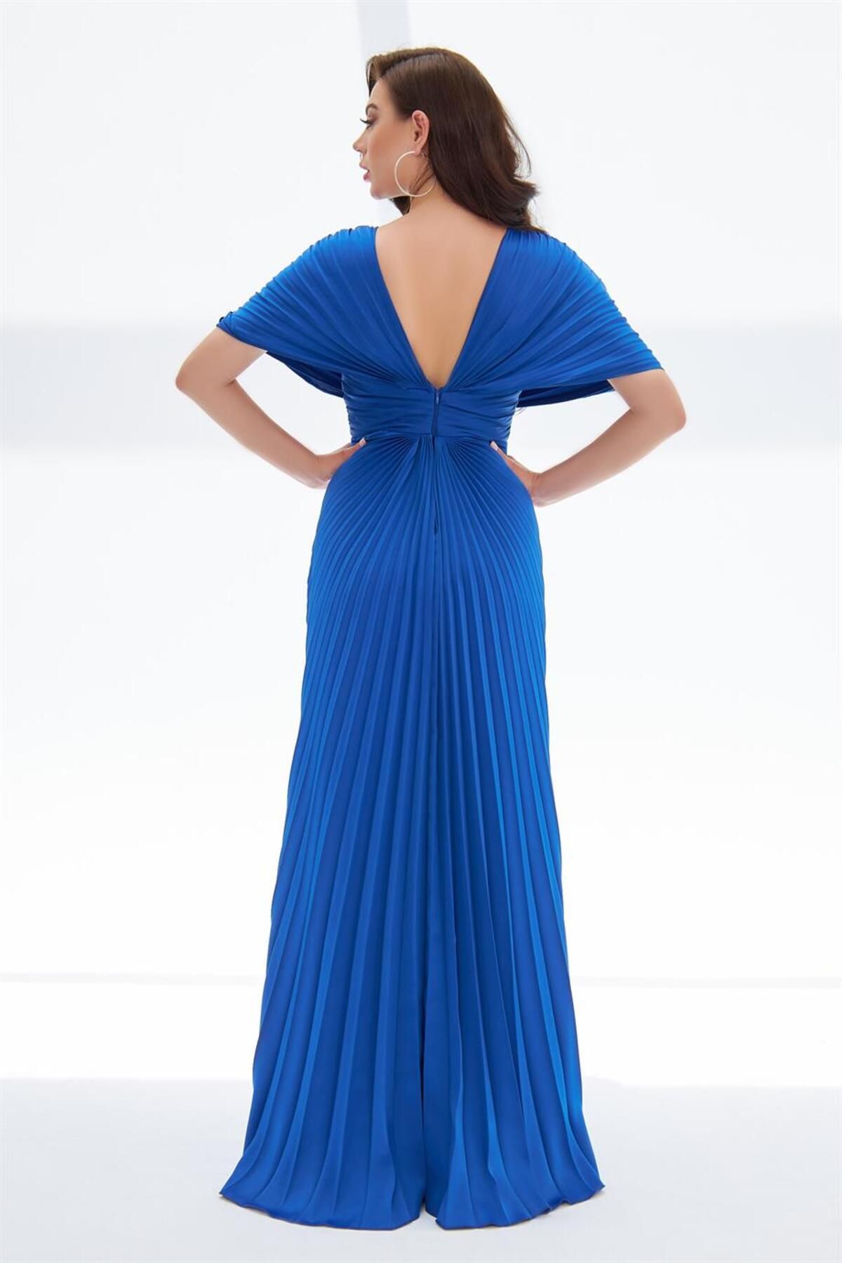 Carmen-Saks Plisoley Langes Abendkleid mit Steintaille und tief ausgeschnittener Brust 4