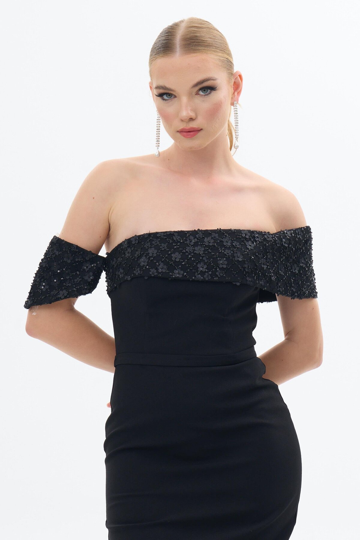 Carmen-Schwarzes Abendkleid aus Crêpe mit Steindetail - Kleid mit tiefen Ärmeln 3