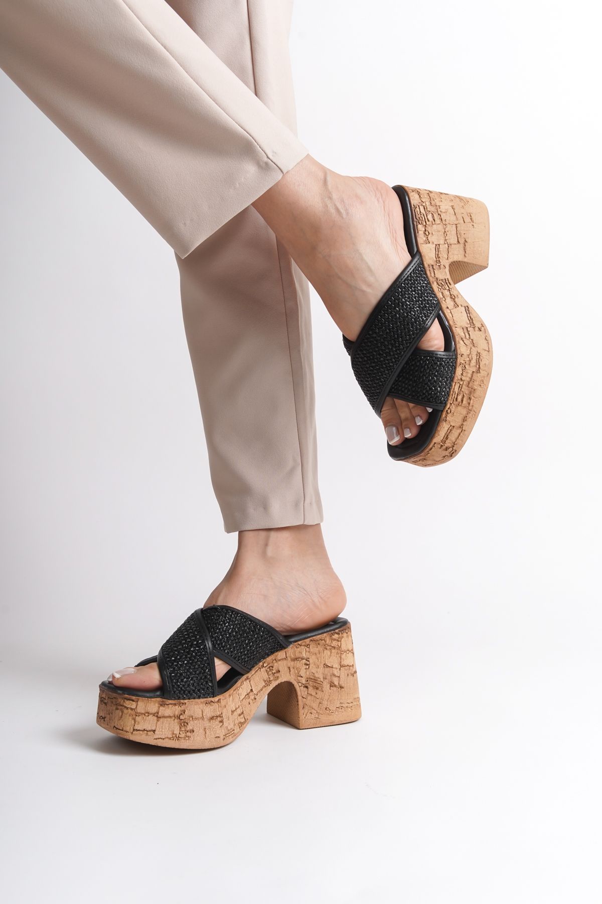 دمپایی مشکی زنانه سکوهای قارچ مبتنی بر Wicker Cross Band Dlippers Capone Outfitters