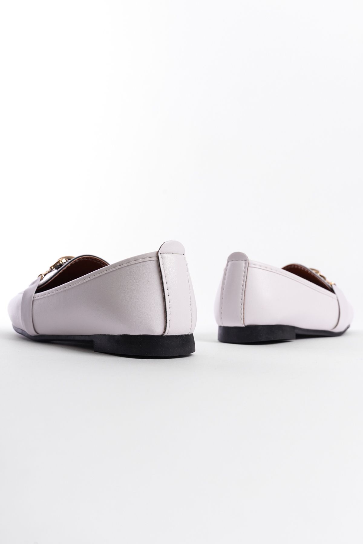 لوفر سفید زنانه با لوازم جانبی دست و پنجه نرم فلزی Capone Outfitters