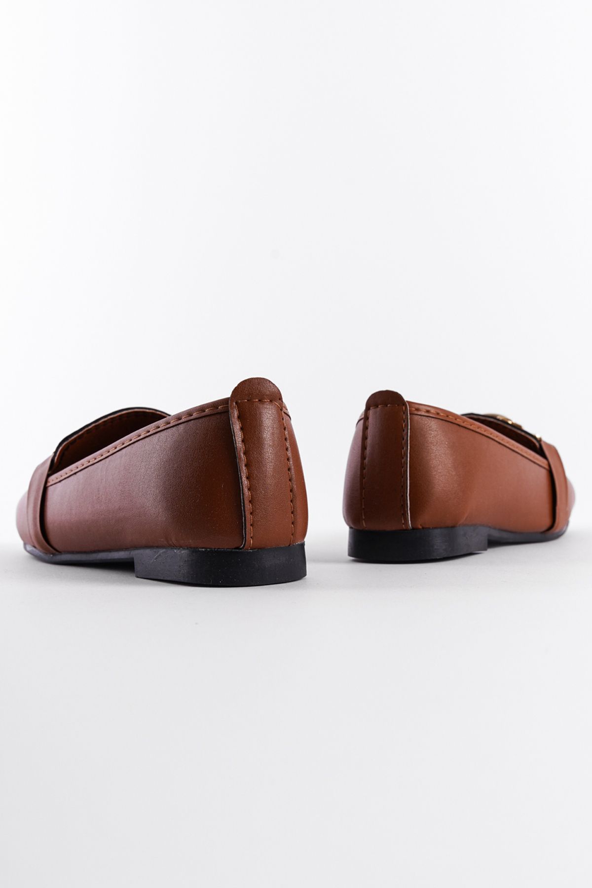 لوفر چند رنگ زنانه با لوازم جانبی دست و پنجه نرم فلزی Capone Outfitters