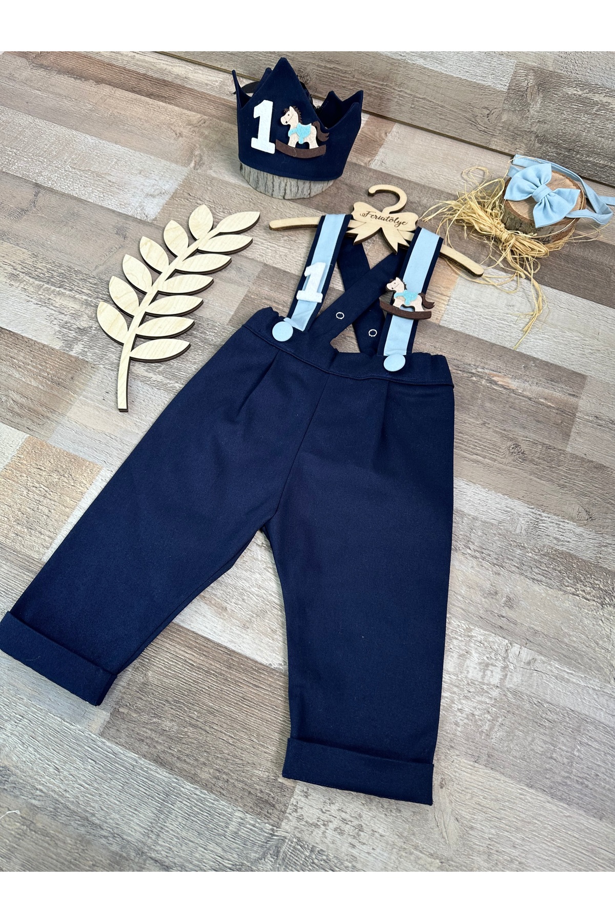 Feriatolye El yapımı Atlı karınca konsepti lacivert erkek bebek 1 yaş taç pantolon salopet papyon takımı fotoğrafı 6 (önizleme)