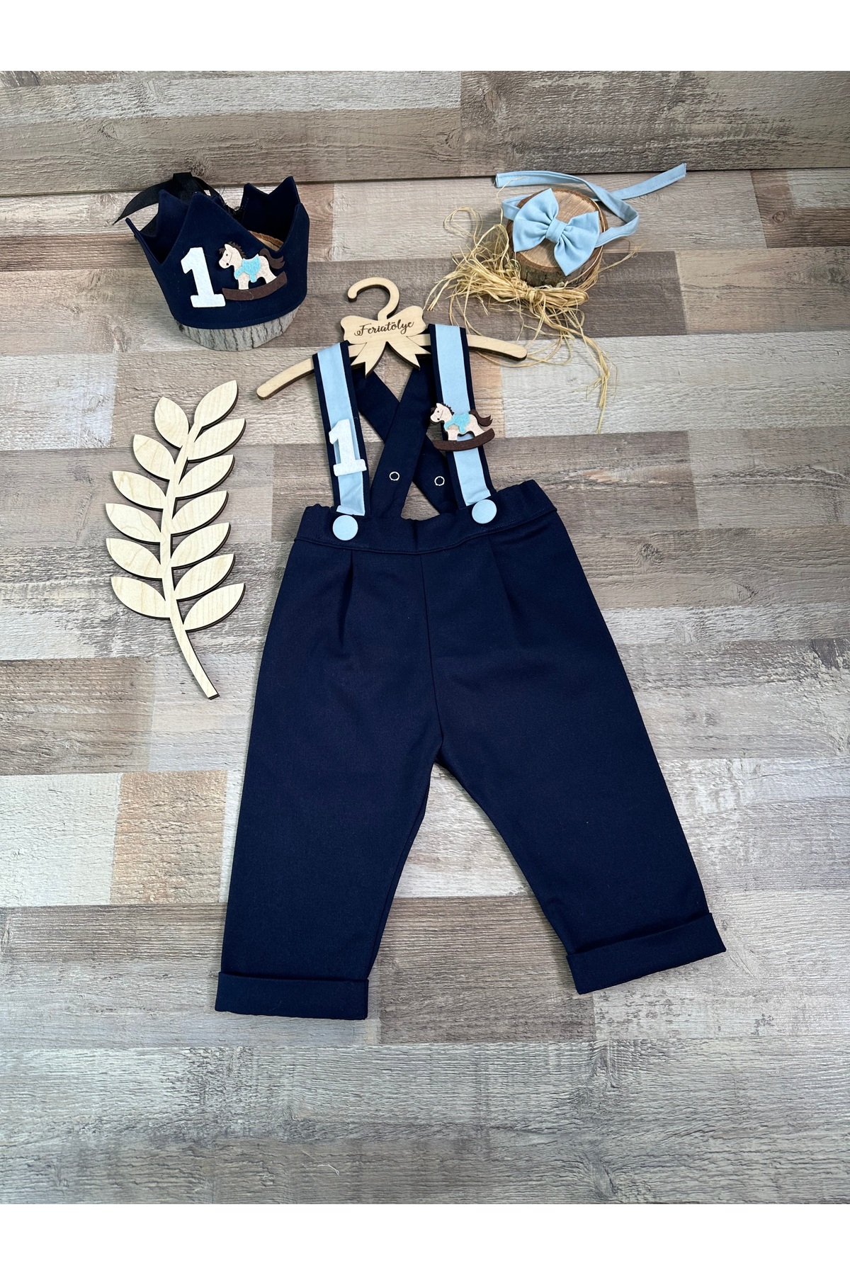 Feriatolye El yapımı Atlı karınca konsepti lacivert erkek bebek 1 yaş taç pantolon salopet papyon takımı fotoğrafı 5 (önizleme)