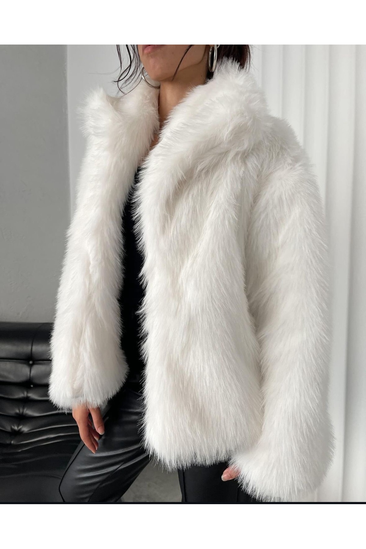 Women's Long-Haired White Fur Coat - Görsel 4