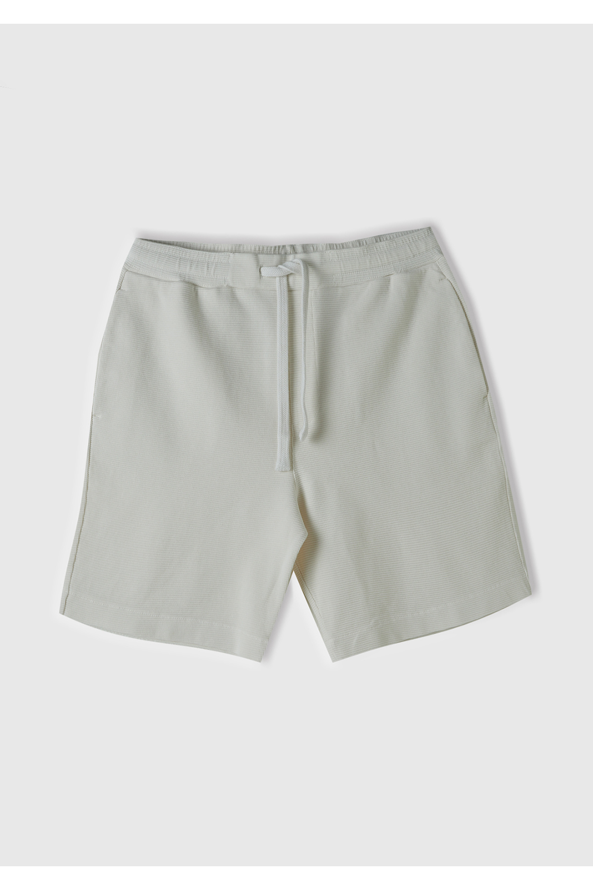 یونایتد کالرز آو بنتون شلوارک برمودای بافت‌دار ۱۰۰٪ پنبه‌ای مردانه به رنگ کرم، دارای جیب پشت و لوگو