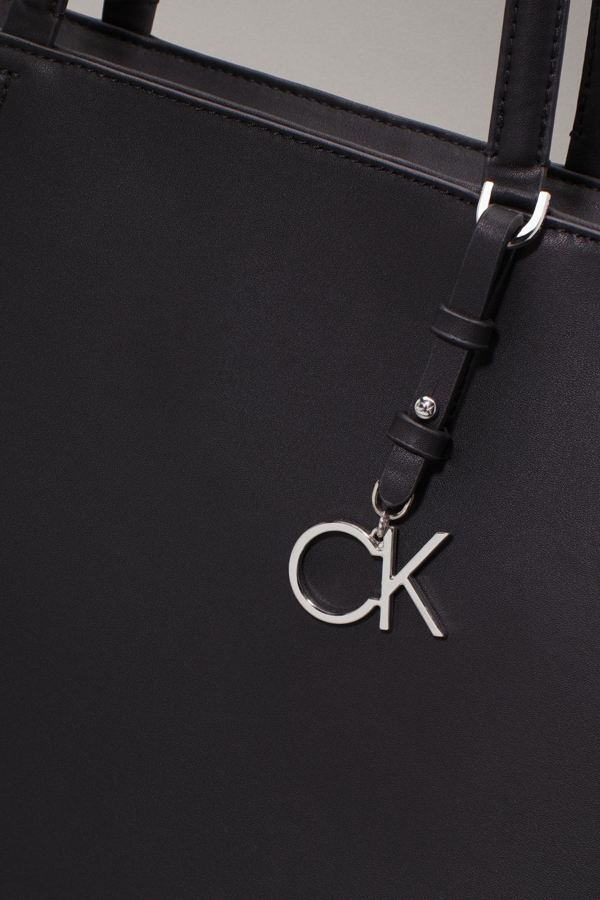 Calvin Klein-حقيبة كتف نسائية من الجلد الصناعي باللون الأسود مع شعار العلامة التجارية ومقصورات متعددة للبطاقات K60K610610-باكس 4