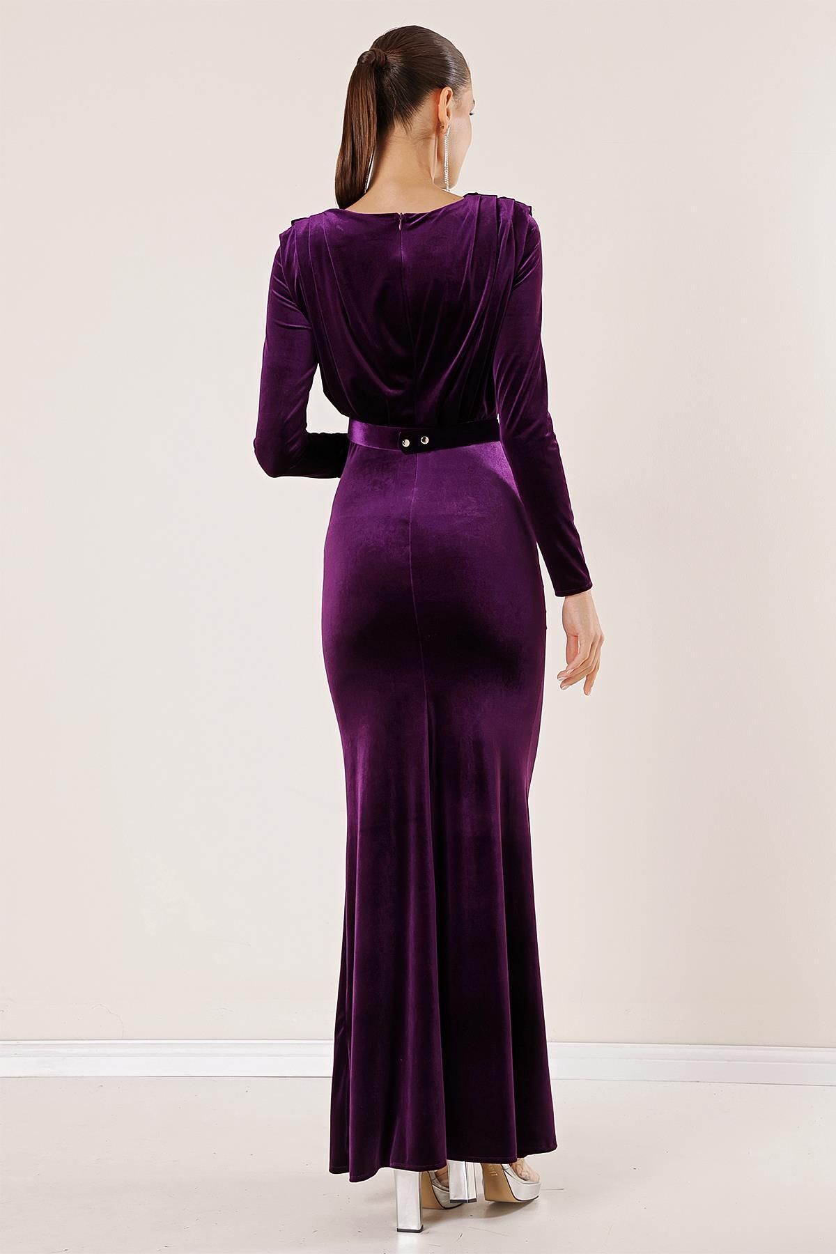 By Saygı-Langes Samtkleid mit plissierter Vorderseite und Gürtel 5
