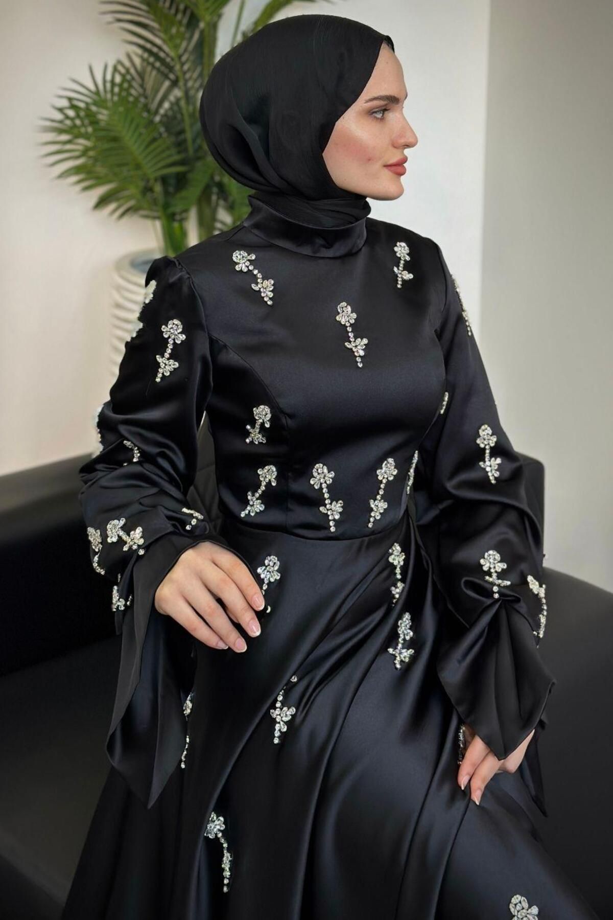 لباس شب پوشیده مشکی زنانه ساتن سنگ شاهزاده MERVEN AKYÜZ