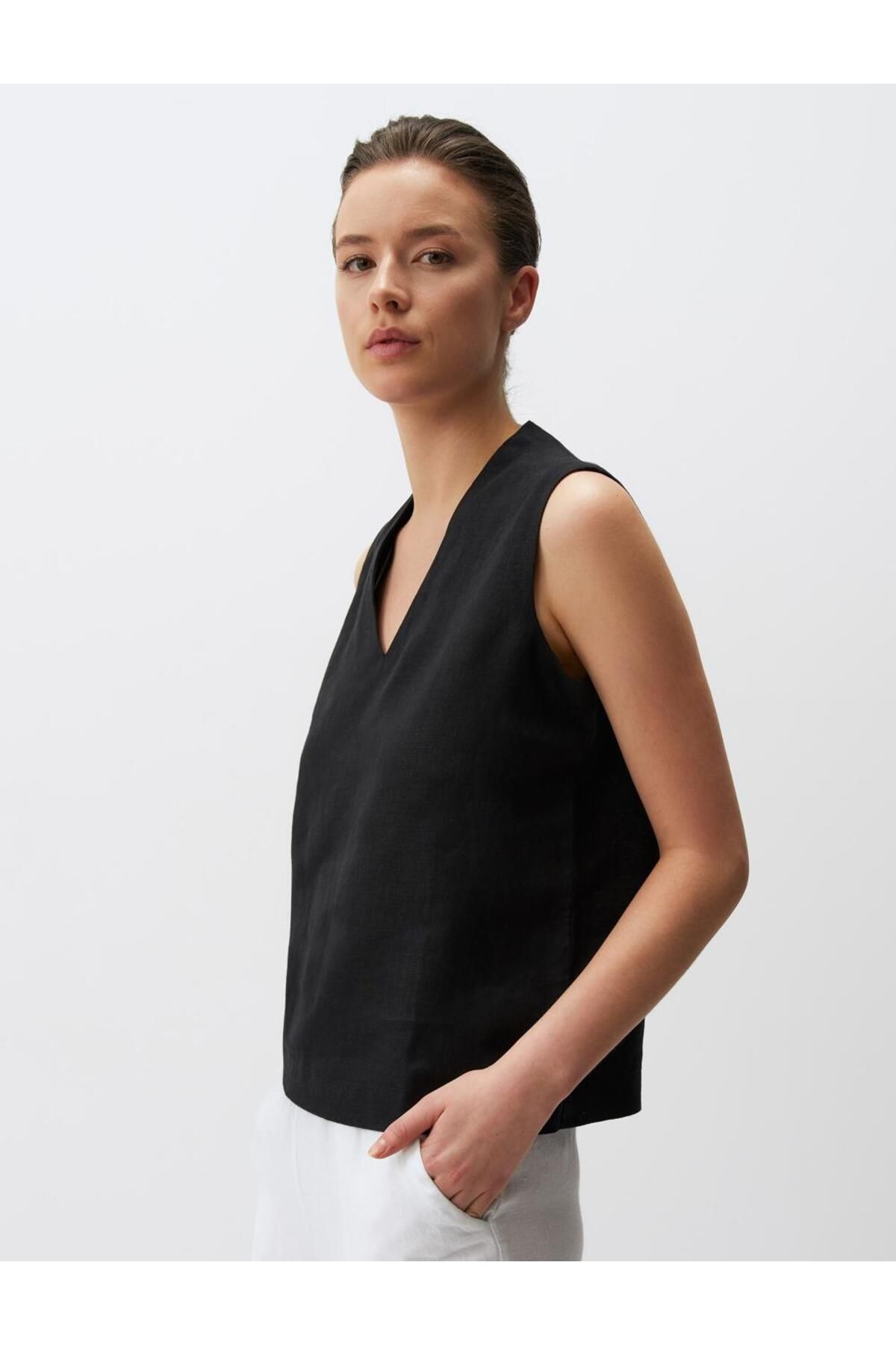 Jimmy Key-Black Sleeveless V-Neck Basic Linen Blouse 4