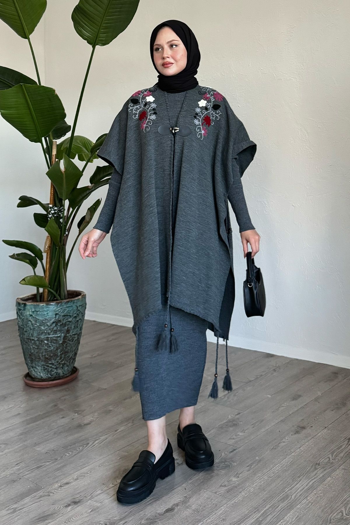 InStyle-Anthrazitfarbenes Strickwaren-Set mit besticktem, detailliertem Quasten-Poncho und Kleid 3