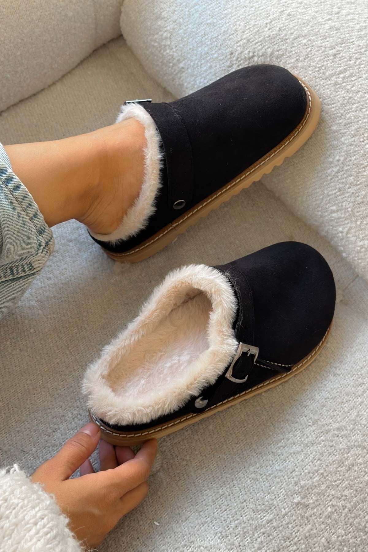 Shoebutik-Papuci de damă Olympus Black Furry 2