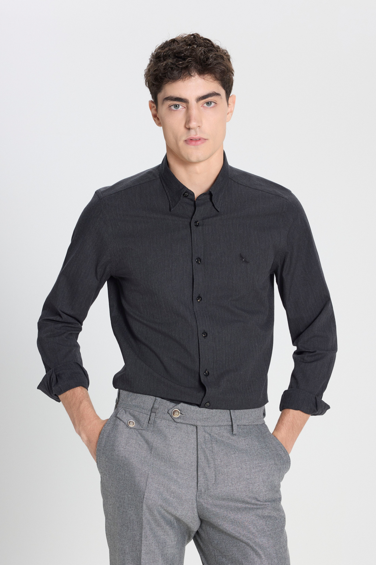 آلتین ییدلیز کلاسیکس پیراهن مردانه یقه هفت طرح جناغی، 100% پنبه، آنتراسیت، اسلیم فیت، یقه باریک، دکمه مخفی