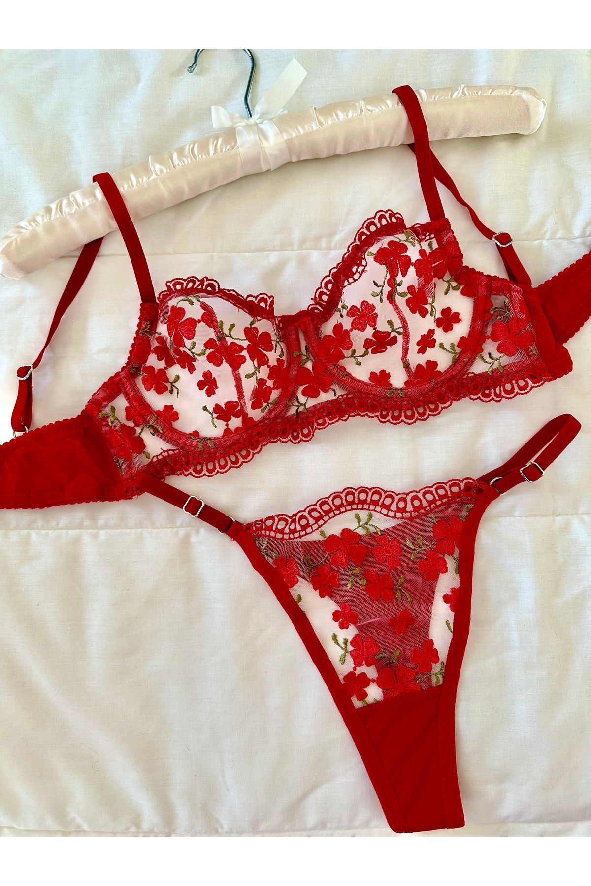 Feruzdesign-Sada obleků Lenora Red Bralet a Kostice 4