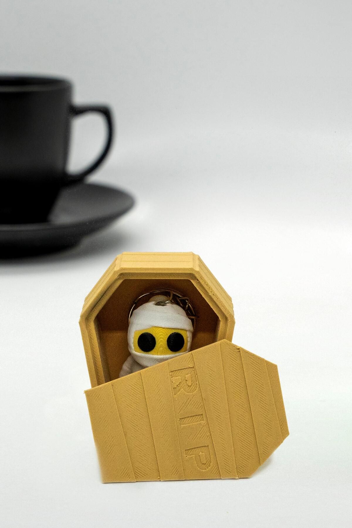 BloomLab-Mummy Yellow 3D Moving Keychain and''Rip'' Casket Set 1