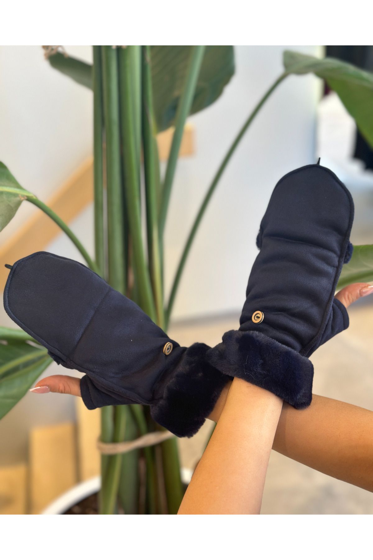 novon-Design Gloves with Buttoned Cover Design with Buckskin Inside and Fur Detail on the Ankle 2