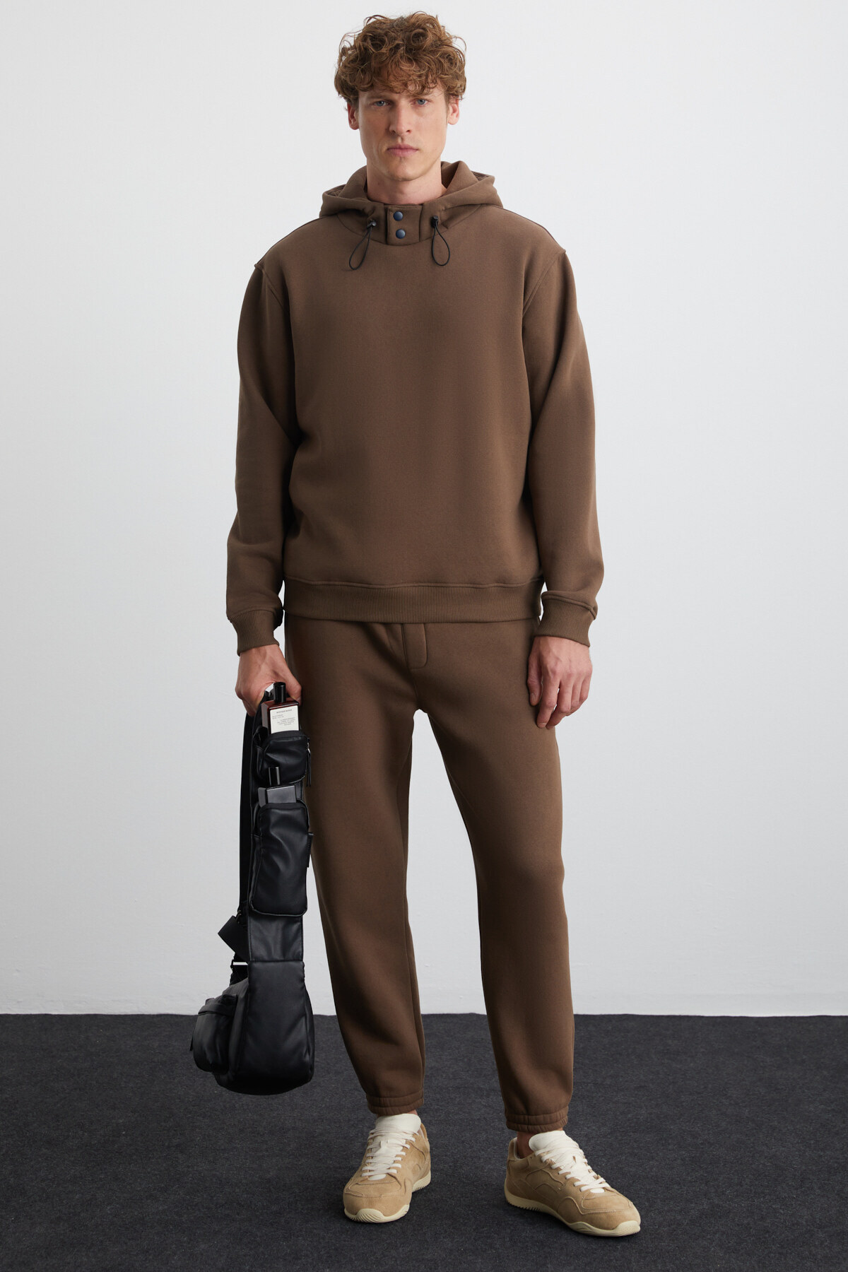 شلوار ورزشی مردانه لودویگ، از جنس پنبه ارگانیک، جیب زیپ‌دار، طرح چتر نجات، جنس پلار، جنس پشمی، رنگ قهوه‌ای