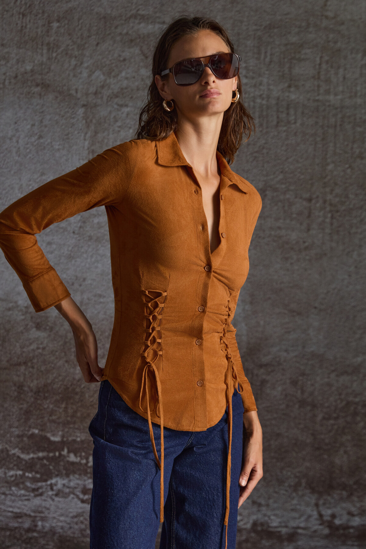 GRIMELANGE Bogotan Kadın Slim Fit Vücudu Saran Süet Belden Bağlamalı Ipli Kahverengi Gömlek görsel 3