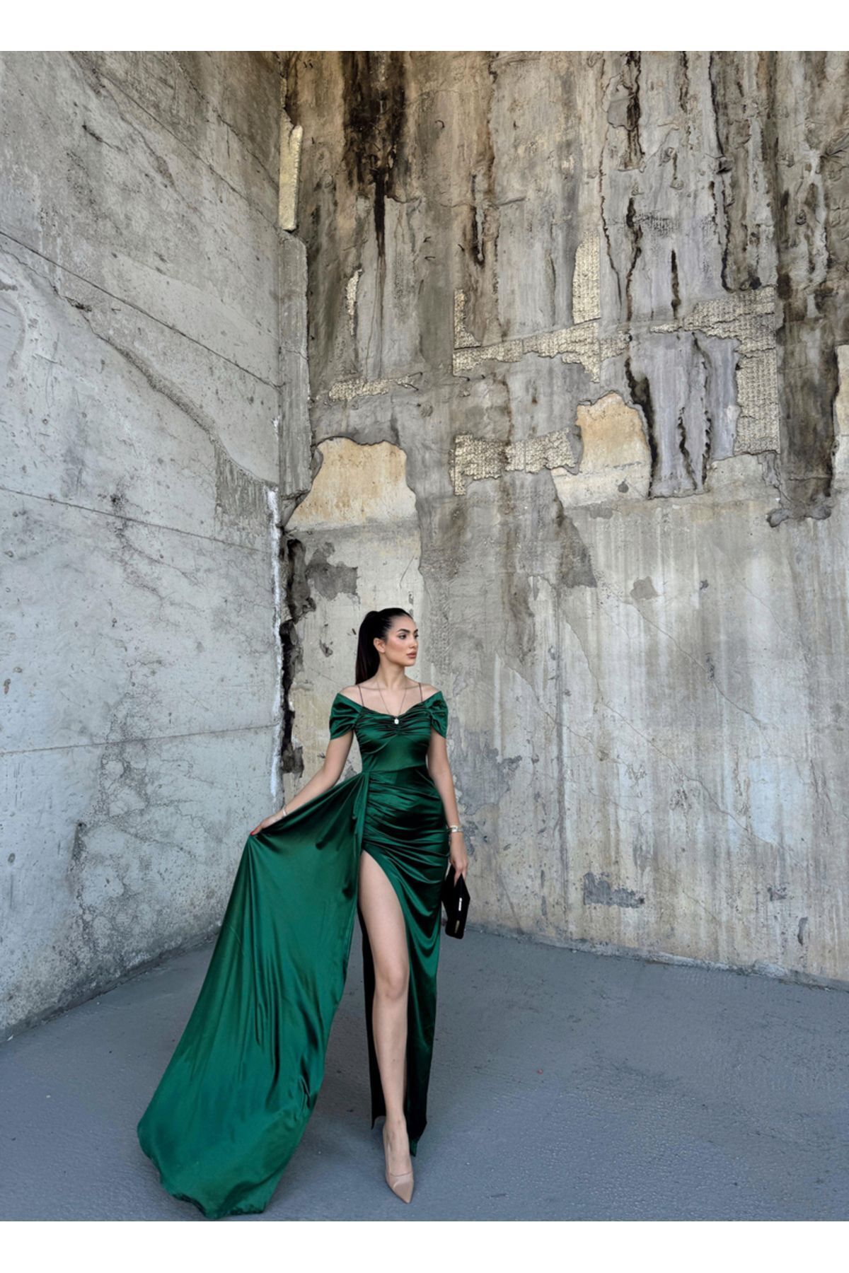 Mekafashion-Green Evening Dress with Stone Drape Neckline Slit Detail Train 582553 2