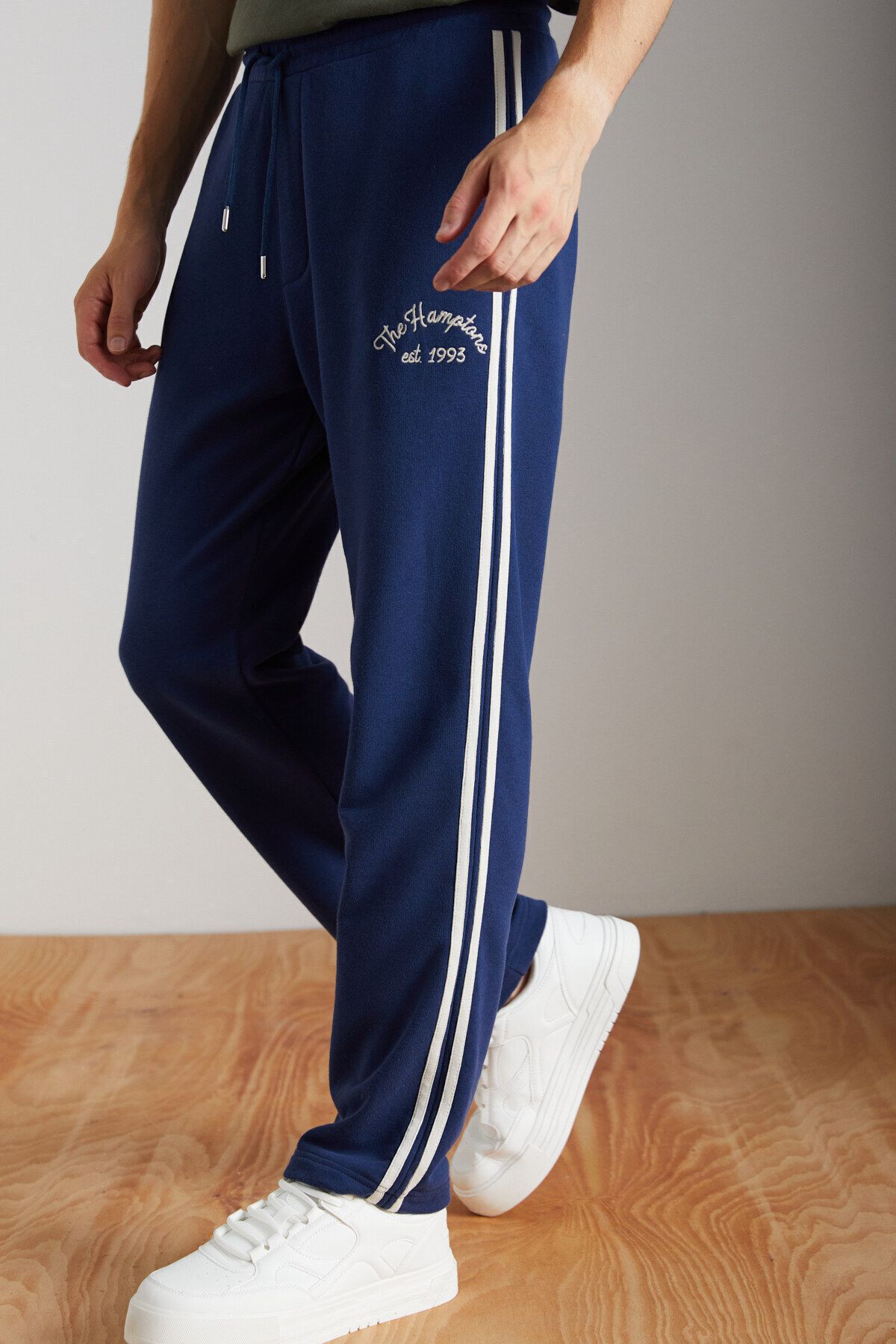 pantalon de survêtement alpha pour homme coupe régulière en coton biologique tricoté à 3 fils bleu marine avec passepoils et broderies