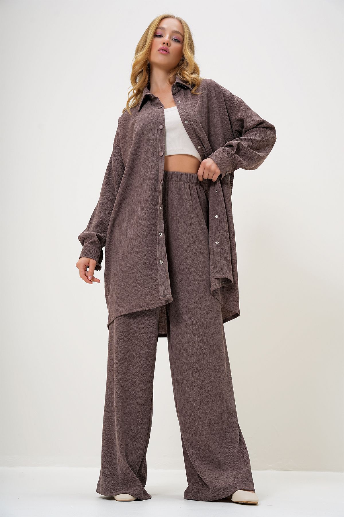 Trend Alaçatı Stili-Braunes Damen-Set mit Hemd, Kragen, Knopfleiste vorne, Hemd und Hose ALC-X13122 5