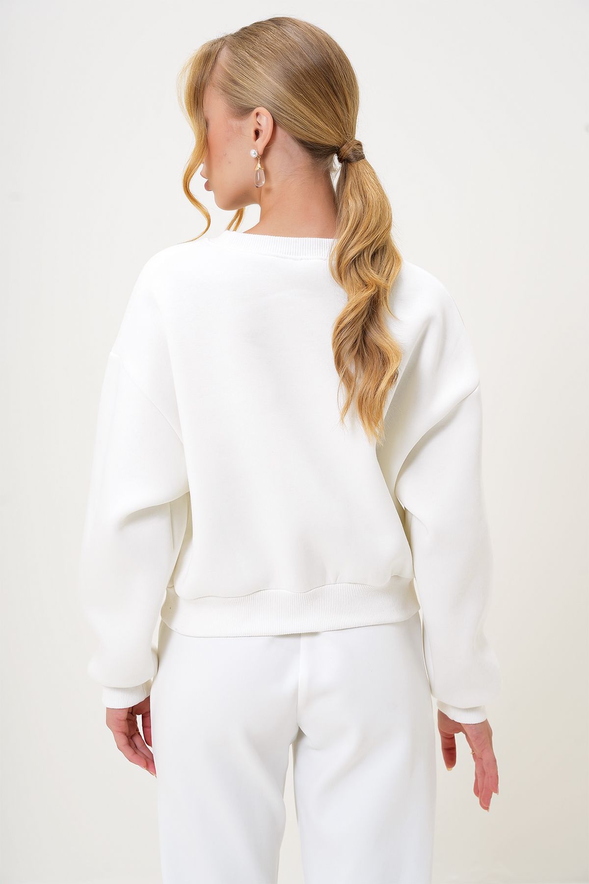 Trend Alaçatı Stili-Weißes Perlen-Damen-Sweatshirt mit Rundhalsausschnitt ALC-X13177 6