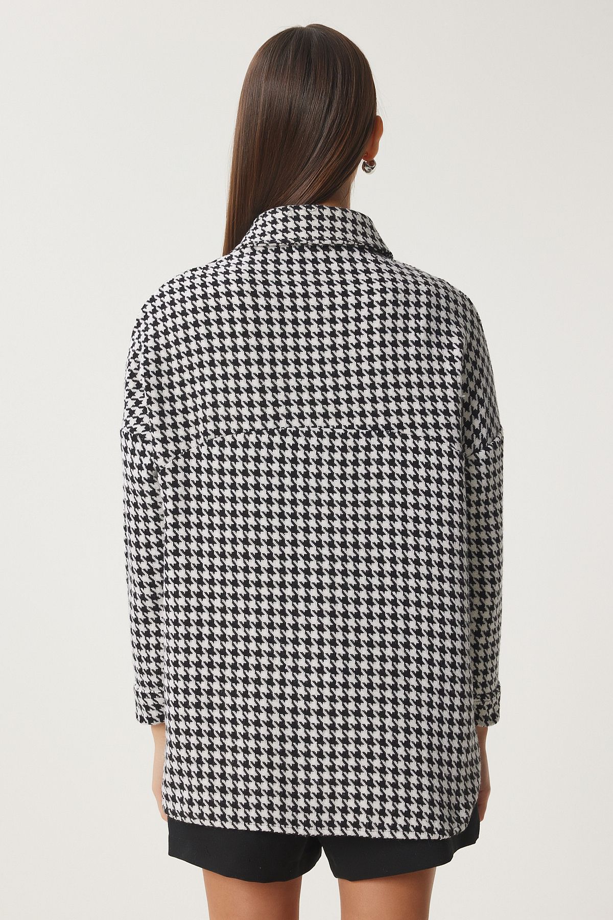 Happiness İstanbul-Weißes und schwarzes Hahnentrittmuster für Damen, Oversize-Hemdjacke aus Wolle mit Stempelmuster, BH00300 5