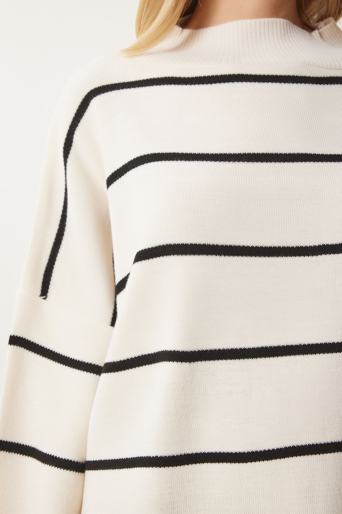 Happiness İstanbul-Cremefarbener, gestreifter, langer Oversize-Strickpullover für Damen YY00087 5