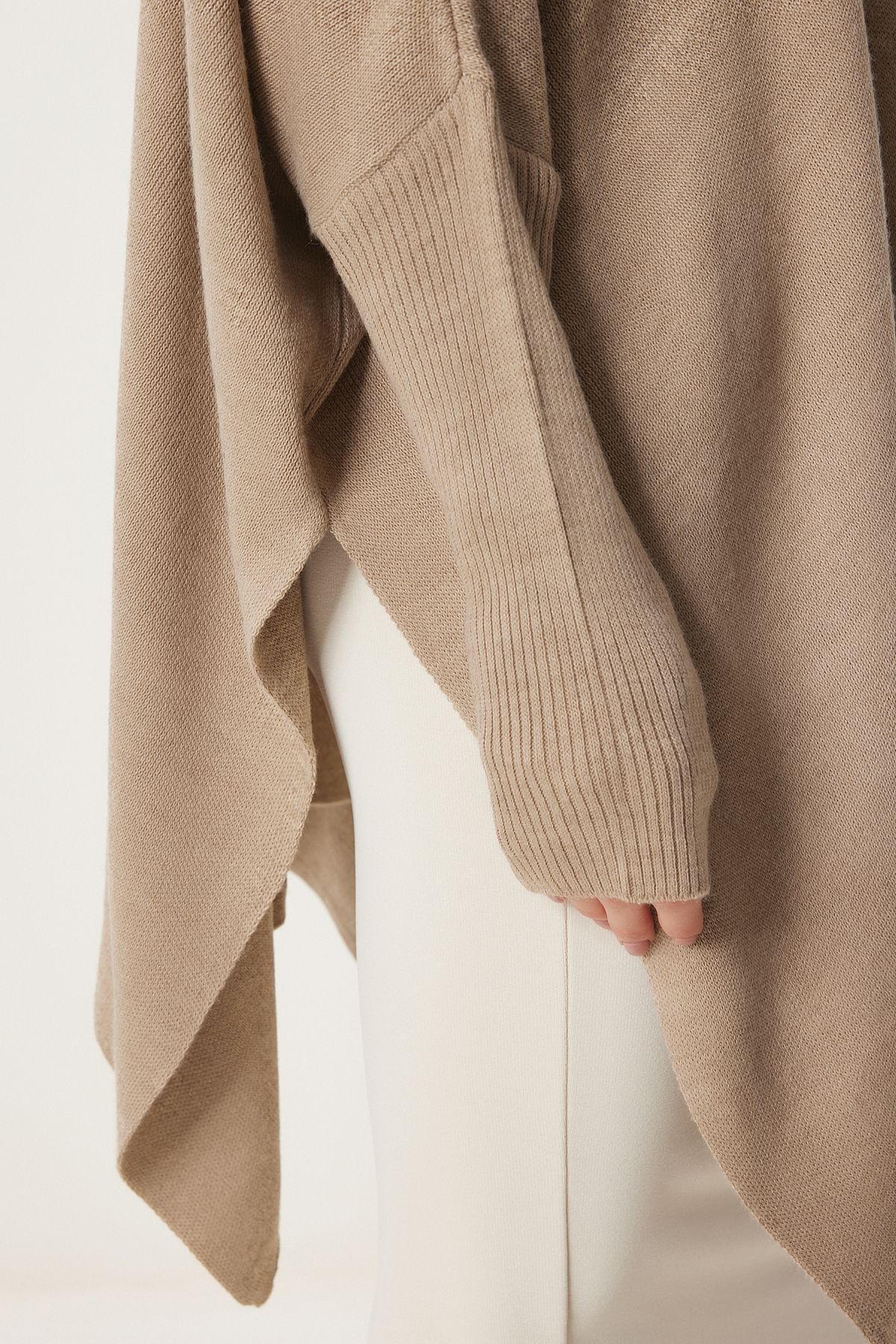 Happiness İstanbul-Übergroßer Poncho-Pullover mit seitlichem Schlitz für Damen in Beige YY00005 8