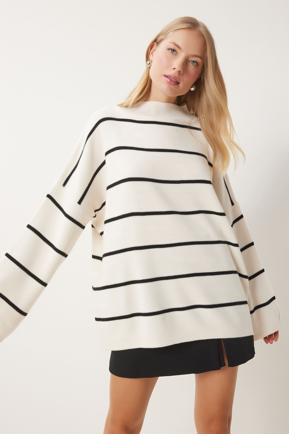 Happiness İstanbul-Cremefarbener, gestreifter, langer Oversize-Strickpullover für Damen YY00087 3
