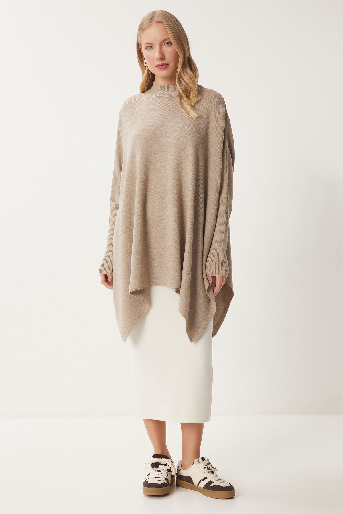 Happiness İstanbul-Übergroßer Poncho-Pullover mit seitlichem Schlitz für Damen in Beige YY00005 6