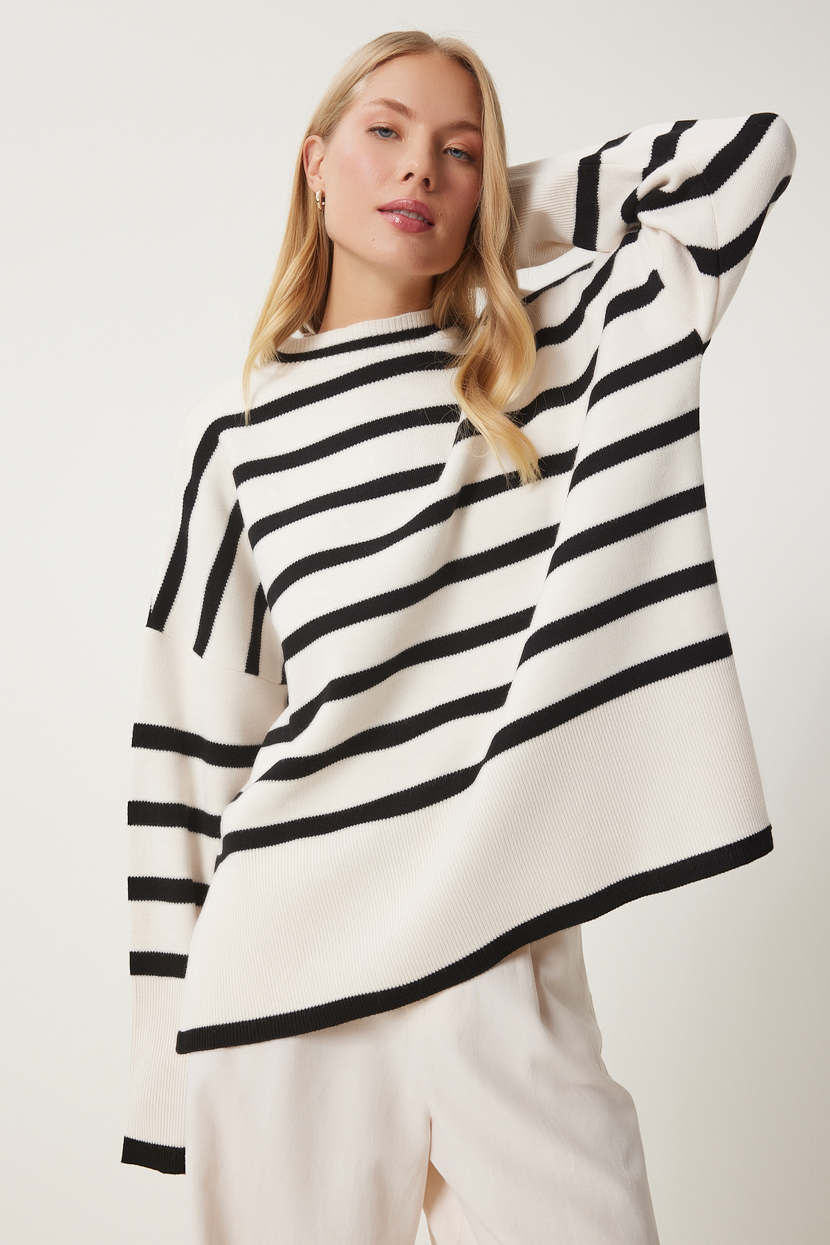 Happiness İstanbul  Kadın Ekru Siyah Çizgili Oversize Triko Kazak BV00121 - Görsel 2