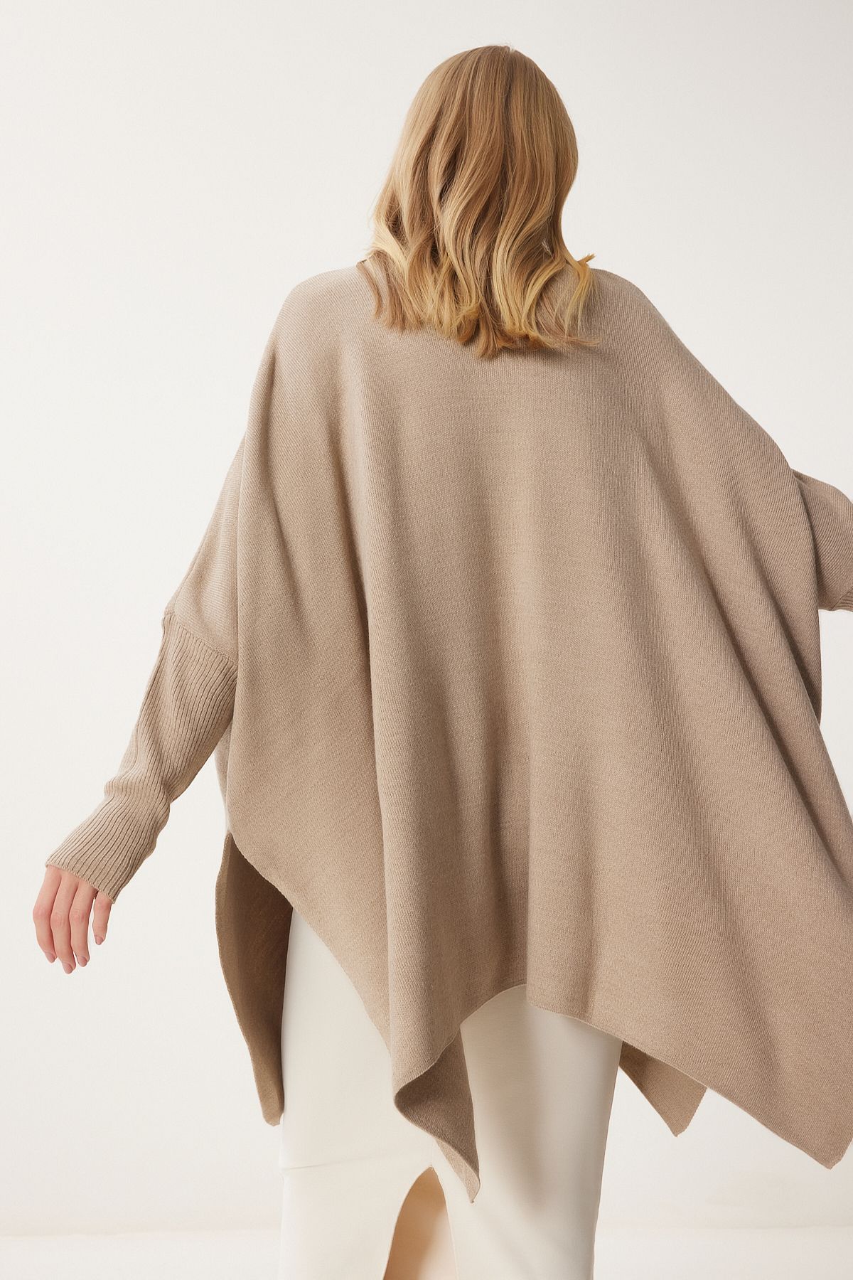 Happiness İstanbul-Übergroßer Poncho-Pullover mit seitlichem Schlitz für Damen in Beige YY00005 3