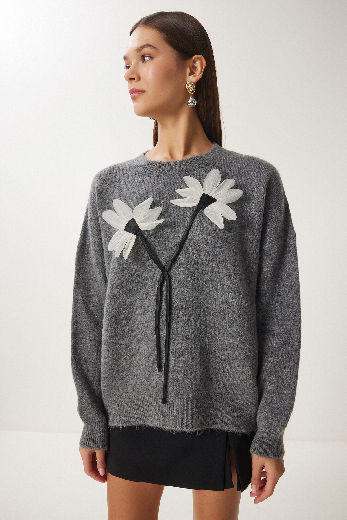 Happiness İstanbul Anthrazitfarbener Damen-Strickpullover mit Blumendetail PF00103