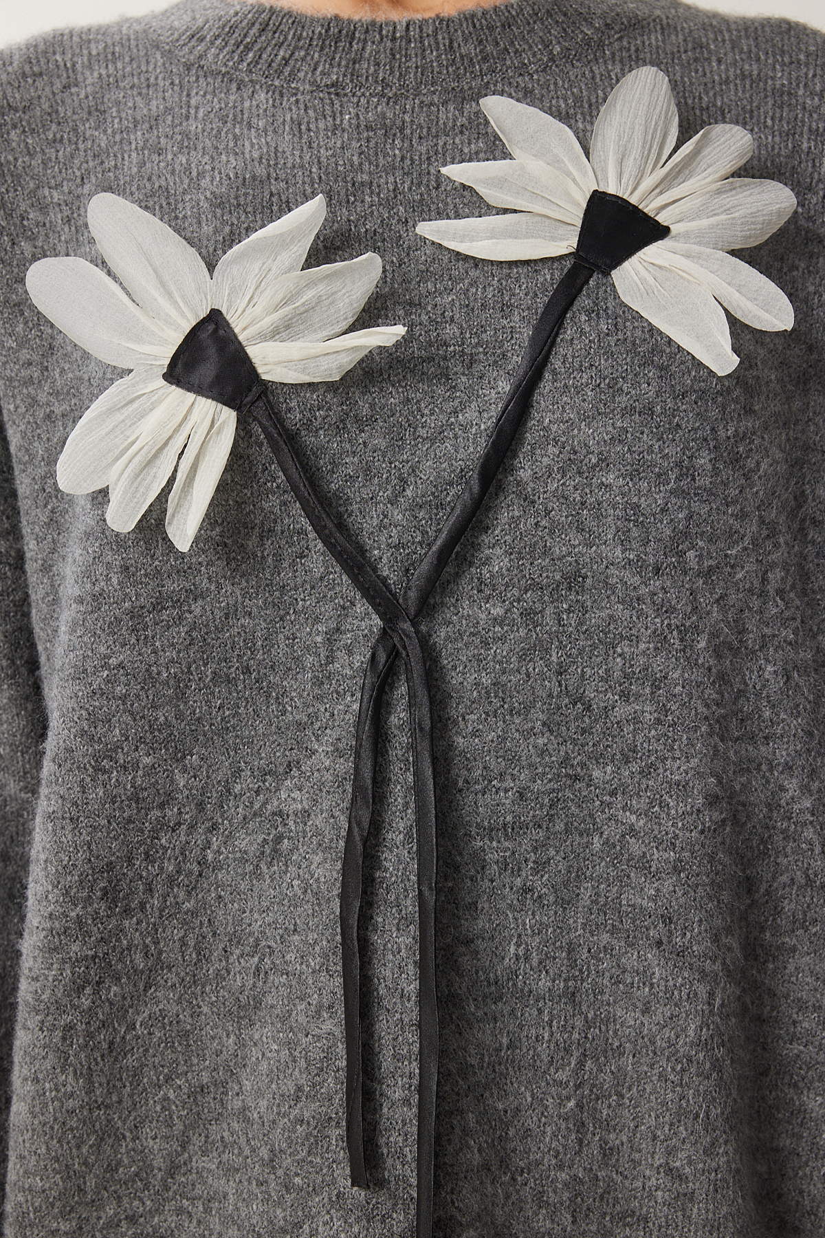 Happiness İstanbul Anthrazitfarbener Damen-Strickpullover mit Blumendetail PF00103