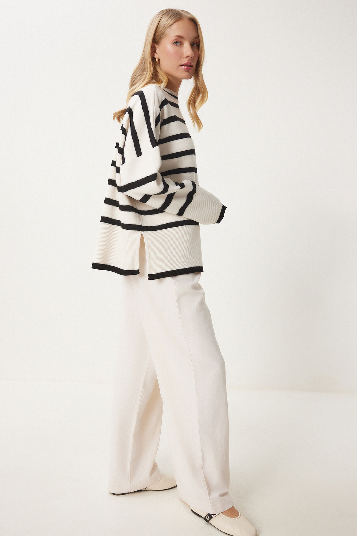 Happiness İstanbul  Kadın Ekru Siyah Çizgili Oversize Triko Kazak BV00121 - Görsel 4