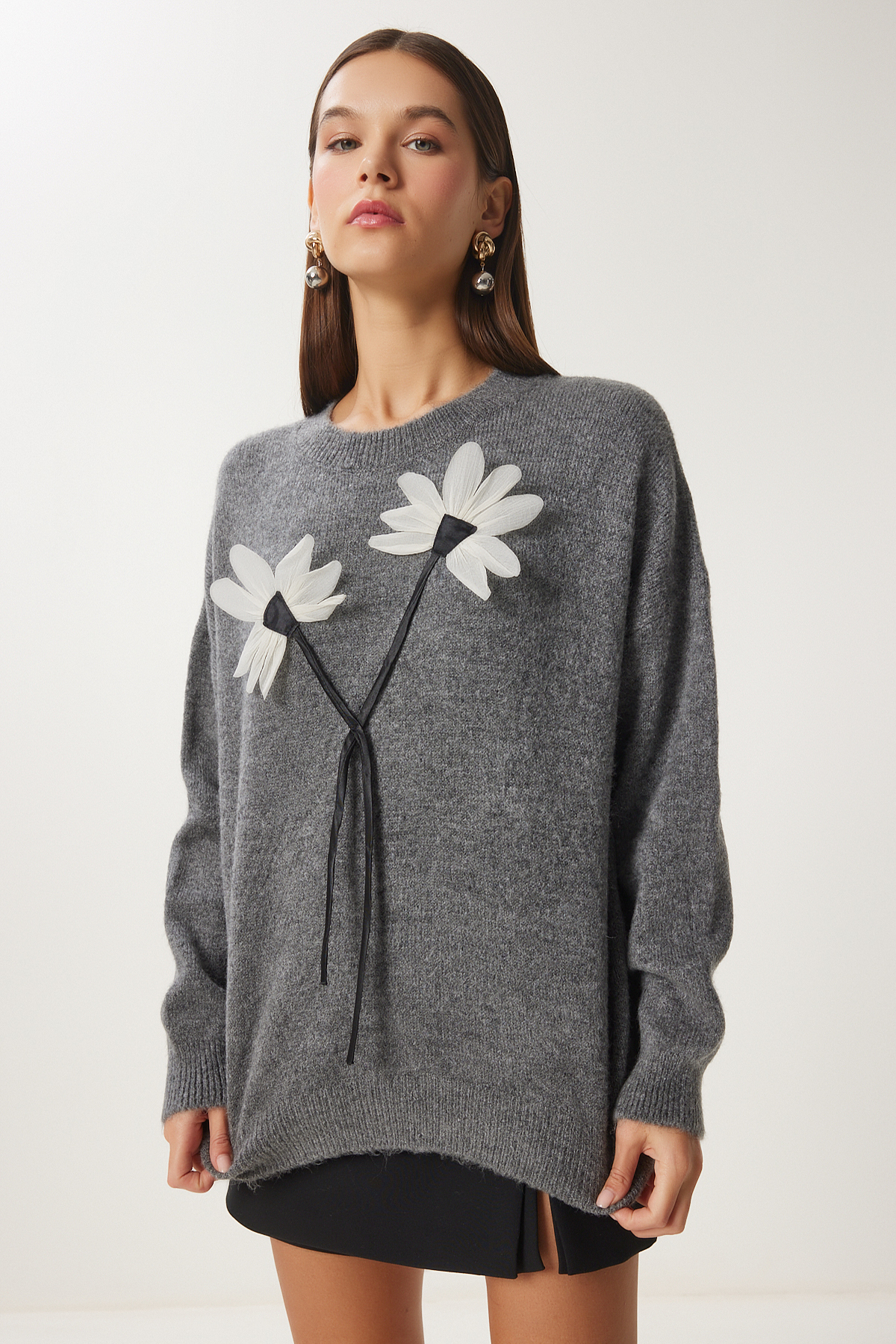 Happiness İstanbul Anthrazitfarbener Damen-Strickpullover mit Blumendetail PF00103