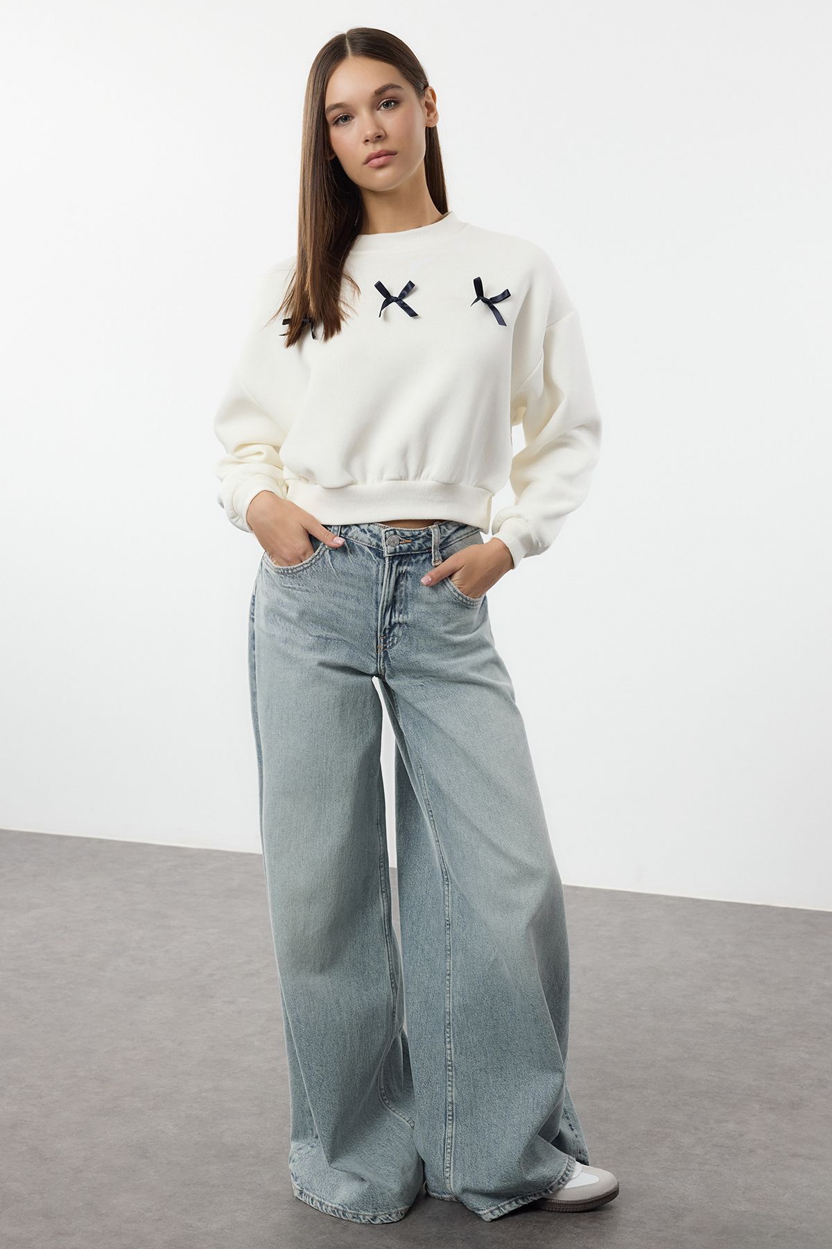Trendyol Collection-Світшот екрю-орме Regular Bowstring Form TWOAW25SW00294 2