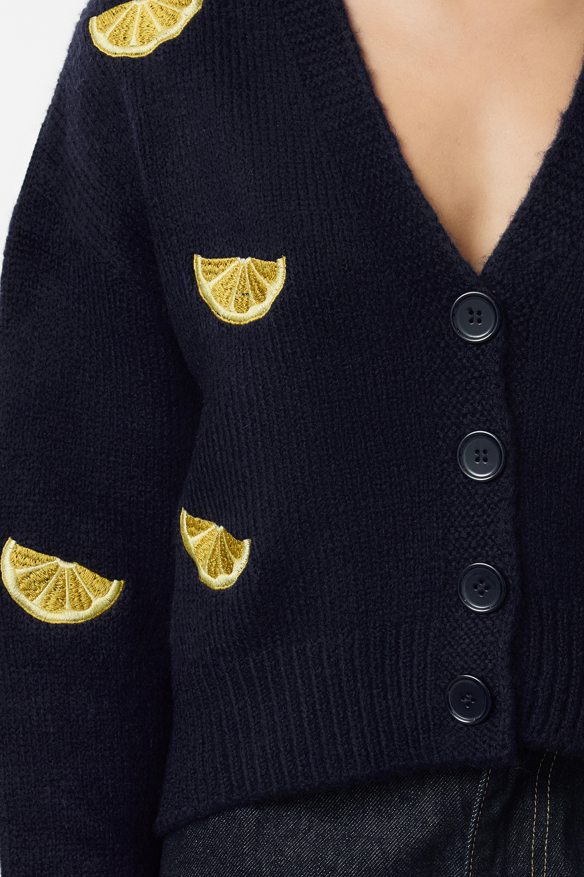 Trendyol Collection Marineblaue Strickjacke mit V-Ausschnitt und Stickerei – weich strukturiert TWOAW24HI00237