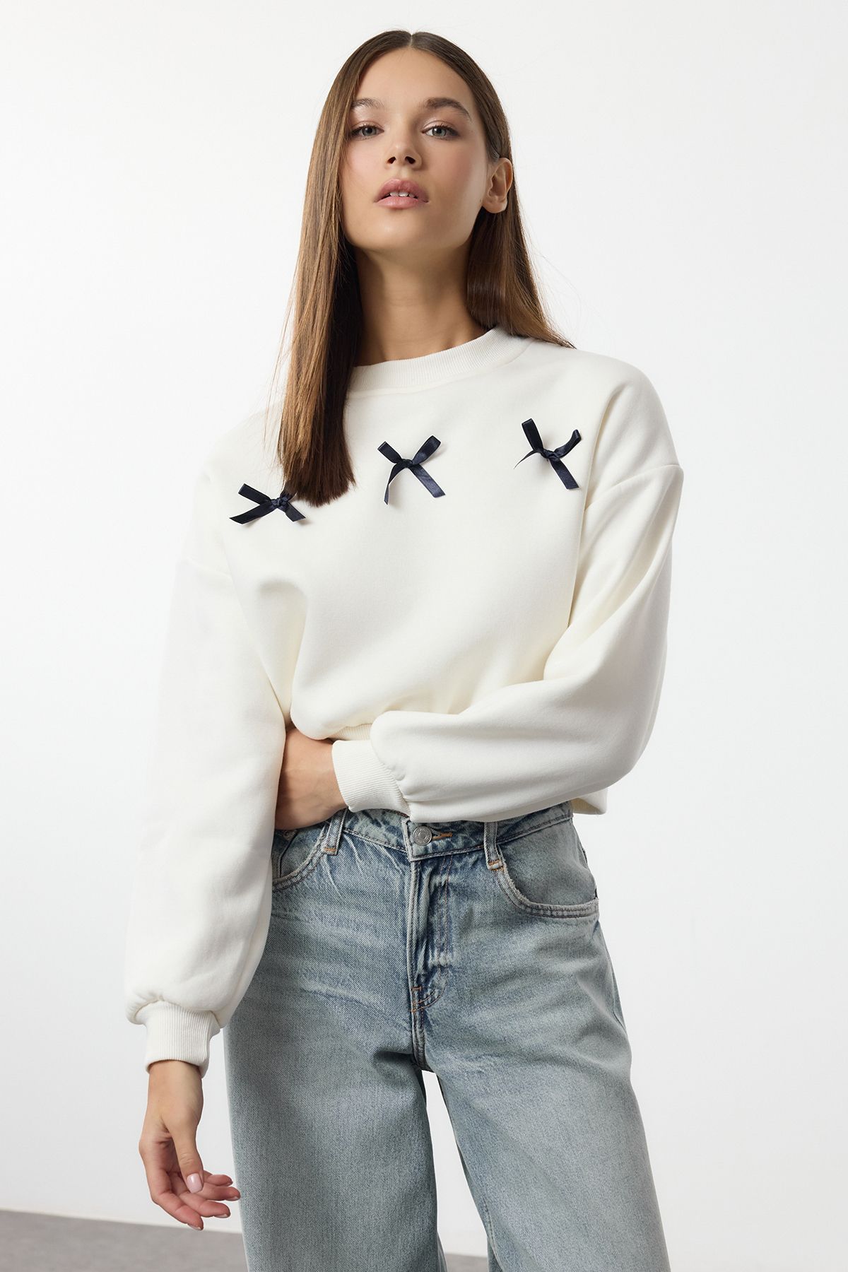 Trendyol Collection-Світшот екрю-орме Regular Bowstring Form TWOAW25SW00294 1