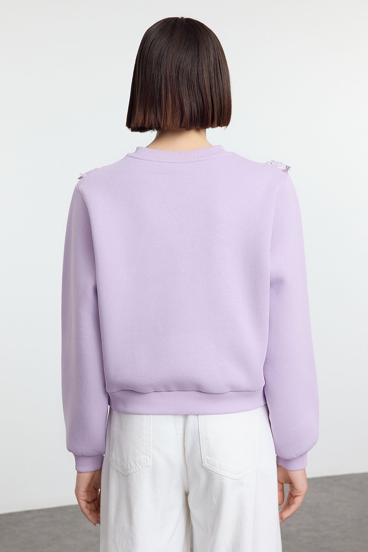 Trendyol Collection-Bluza z dzianiny dresowej Lilac z haftem, regularnym/normalnym krojem, gruba, polarowa podszewka Twoaw25Sw00253 5